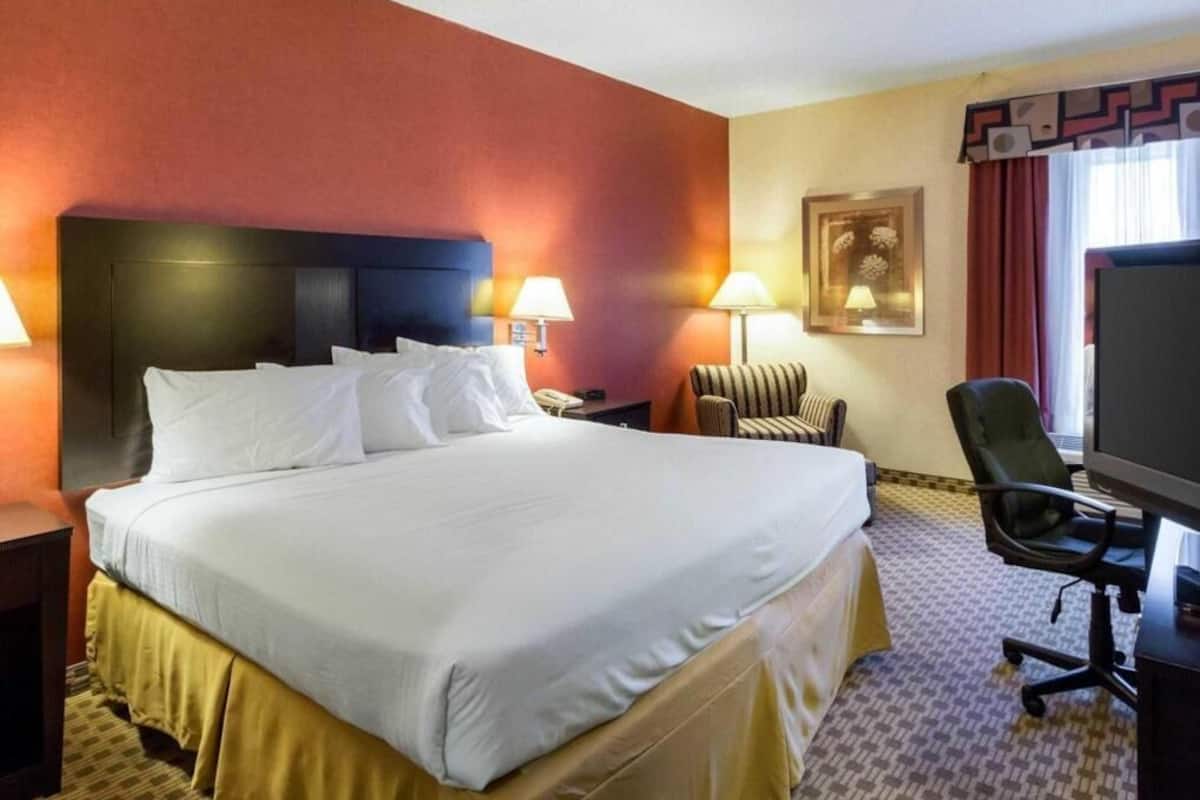 In-room safe, desk, soundproofing, free WiFi