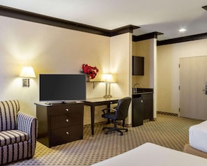 In-room safe, desk, soundproofing, free WiFi - Quality Inn & Suites Oakwood Village - Cleveland South (Oakwood Village)