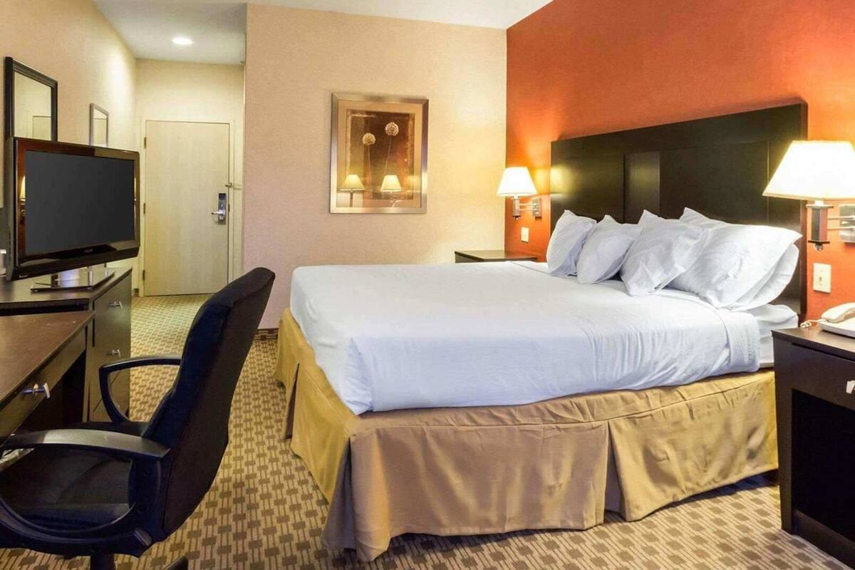 In-room safe, desk, soundproofing, free WiFi