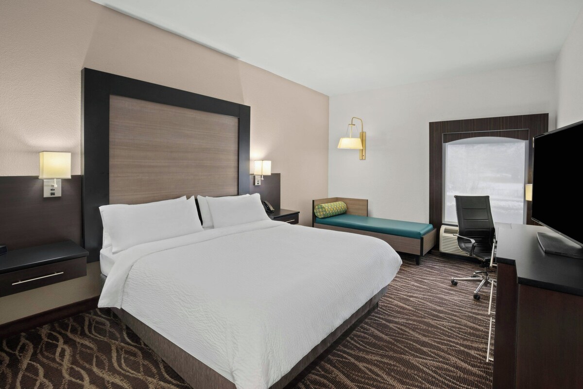 Suite, 1 King Bed with Sofa bed, Jetted Tub | Desk, iron/ironing board, free WiFi, bed sheets