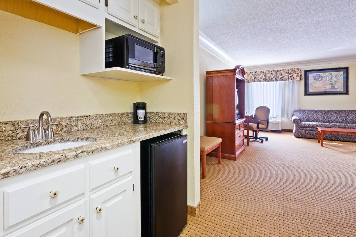 Suite, Multiple Beds | Desk, iron/ironing board, WiFi (free), bed sheets