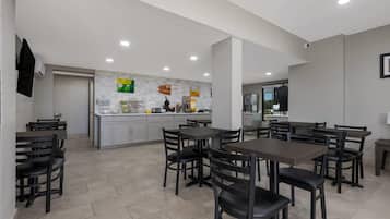 فطور أوروبي مجانًا يوميًا