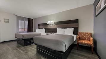 Habitación estándar, 2 camas matrimoniales, para no fumadores | Cortinas blackout, insonorización, wifi gratis y ropa de cama