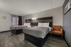 Quarto standard, 2 camas de casal, para não fumantes | Cortinas blackout, quartos à prova de som, Wi-Fi de cortesia