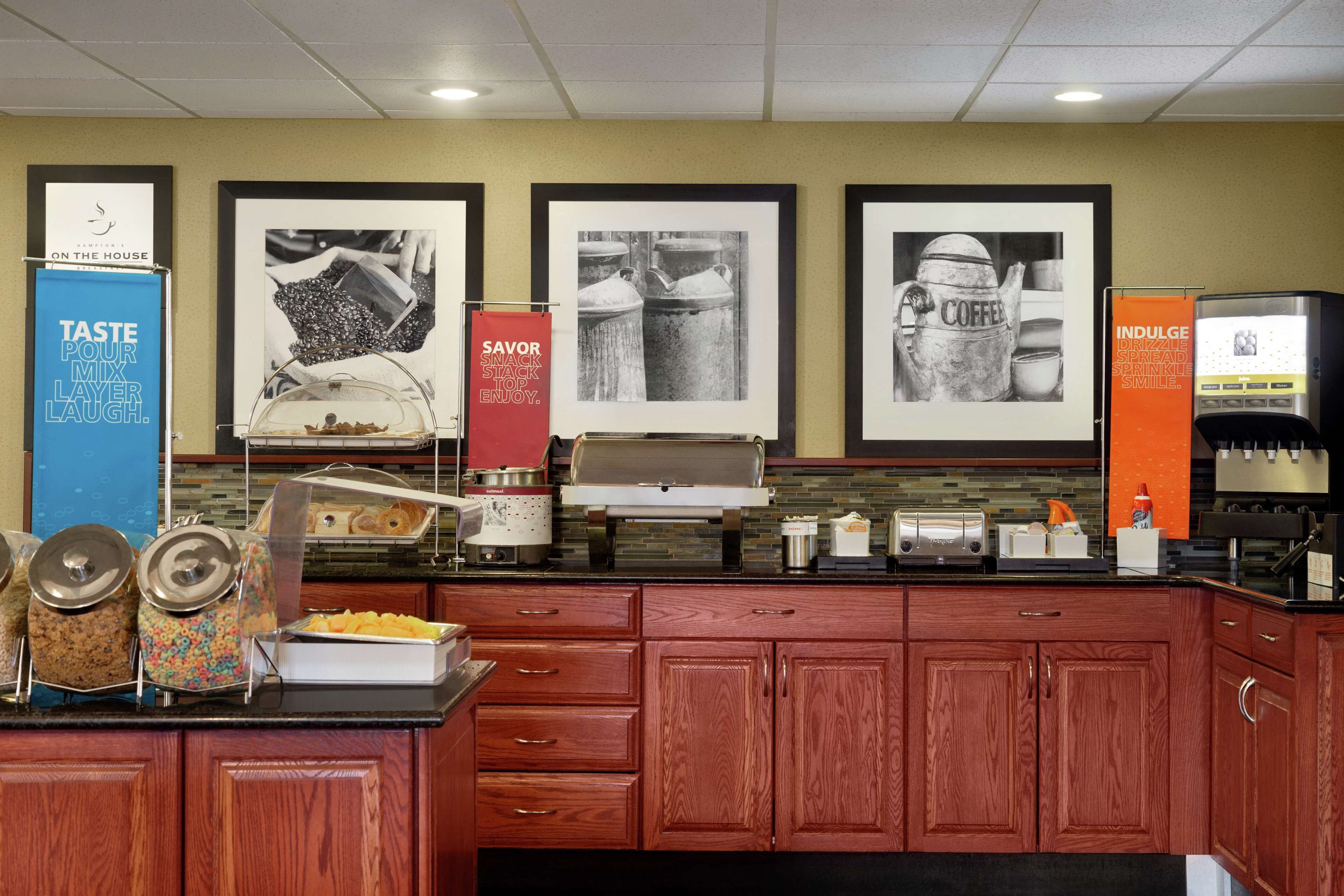 Un espace cuisine équipé d’une machine à café, d’un distributeur de nourriture et de divers appareils de cuisine.