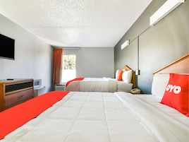 Escritorio, tabla de planchar con plancha, wifi gratis y ropa de cama