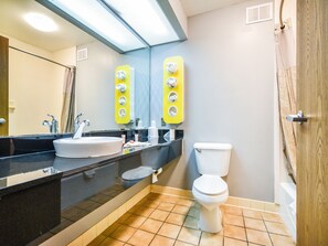 Articles de toilette (gratuits), séchoir à cheveux, serviettes fournies