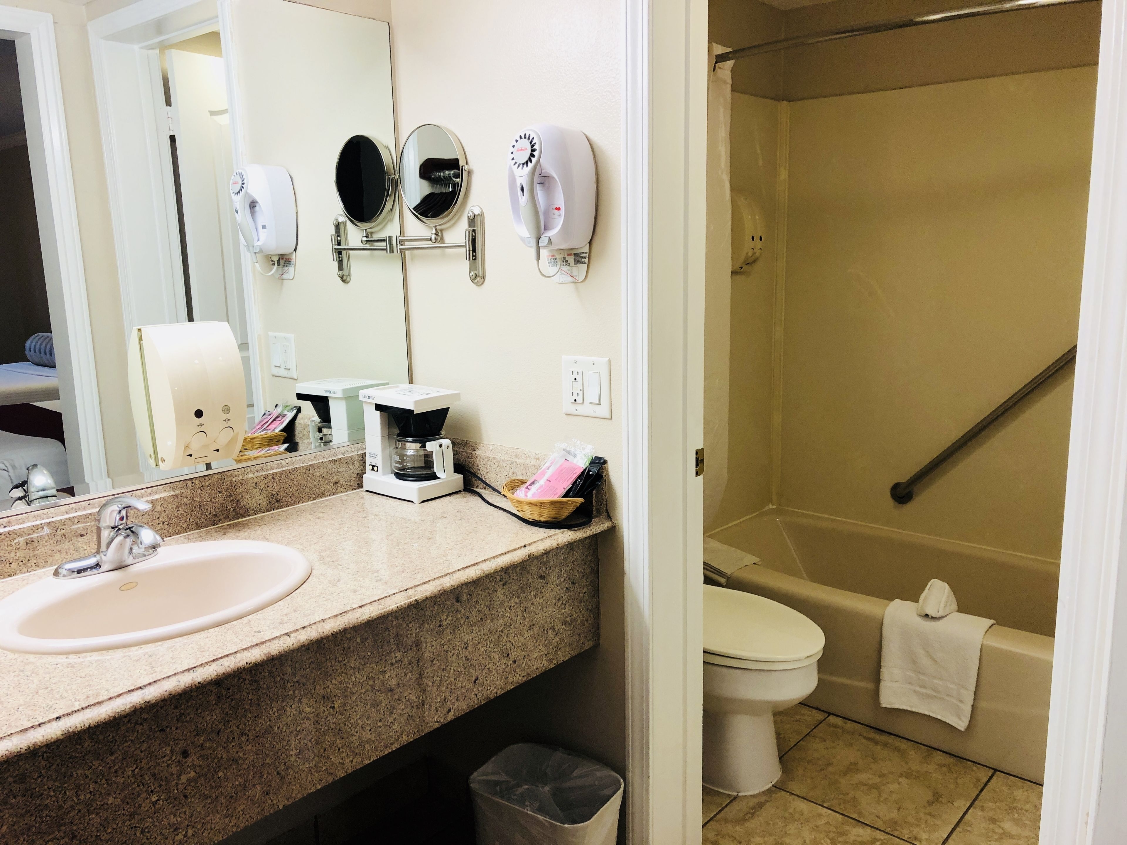 Photo - Dynasty Suites Hotel