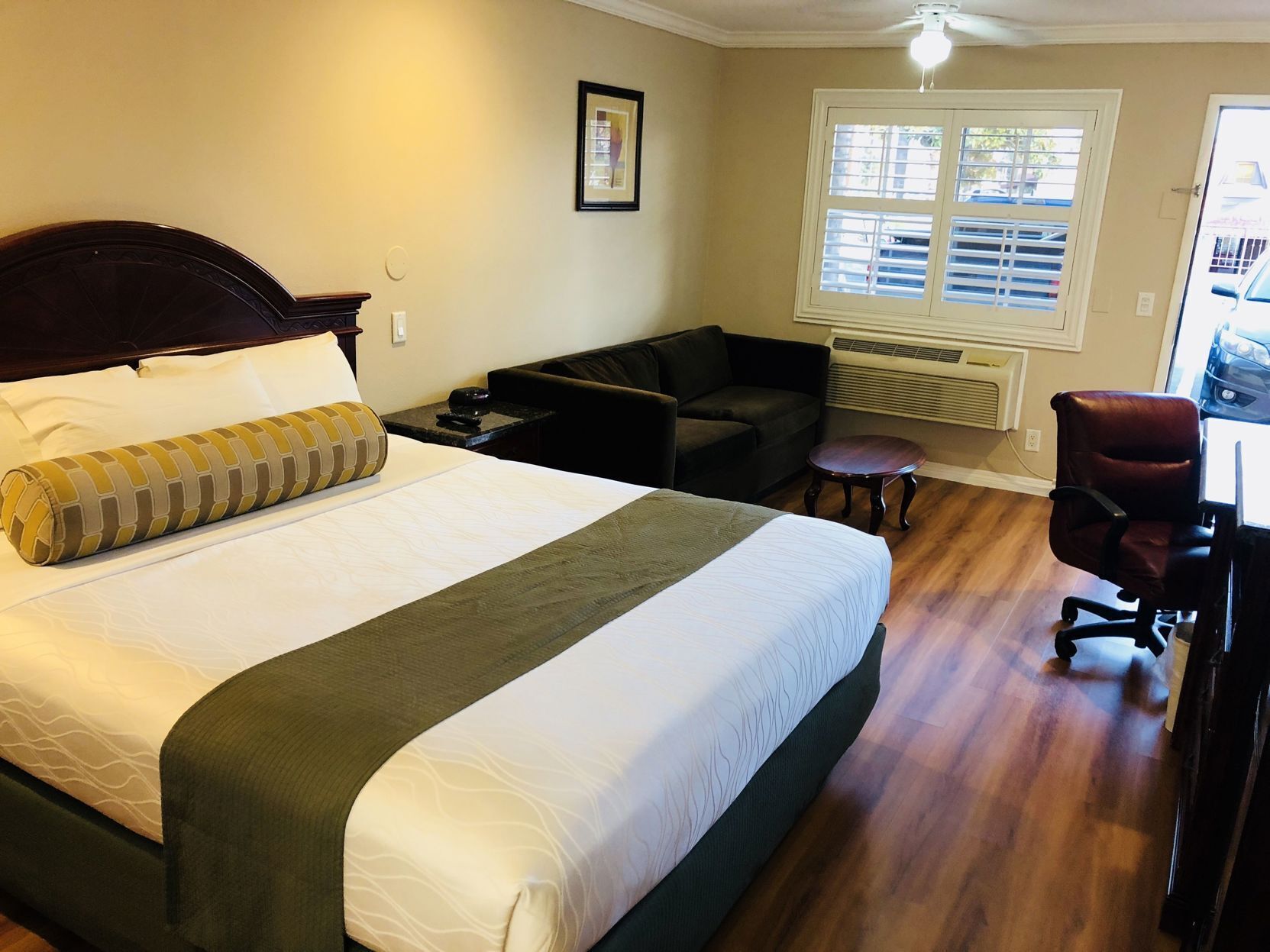 办公桌、熨斗/熨衣 板、免费 WiFi、床单