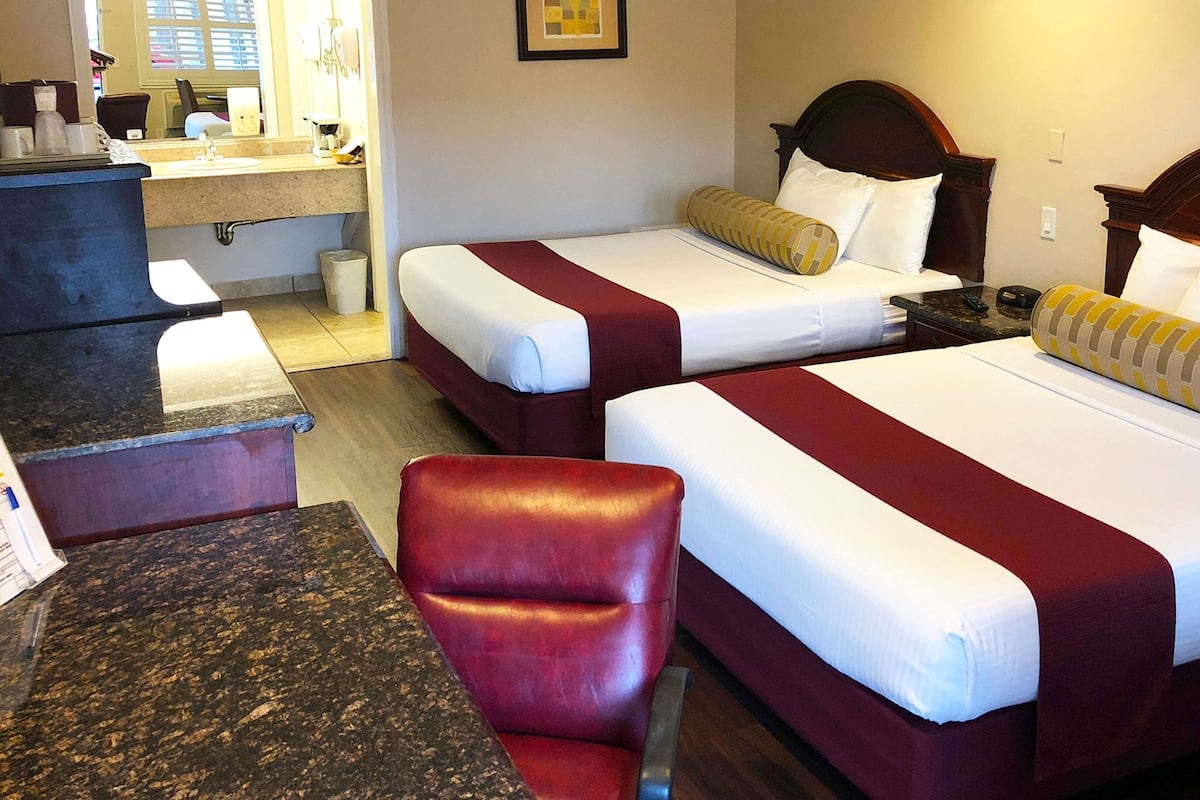 Standard Room, 2 Katil Ratu (Queen), Non Smoking | Meja, seterika/papan seterika, Wi-fi percuma, cadar katil