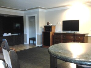 Desk, iron/ironing board, free WiFi, bed sheets - Dynasty Suites Hotel Riverside (Riverside)