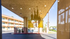 Un edificio con una característica arquitectónica distintiva que recuerda a una silueta de castillo.