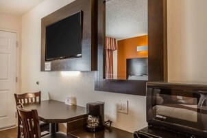 客房内保险箱、特色家居、办公桌、遮光窗帘