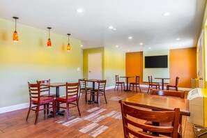 Breakfast area - Rodeway Inn Wine Country (Rohnert Park)