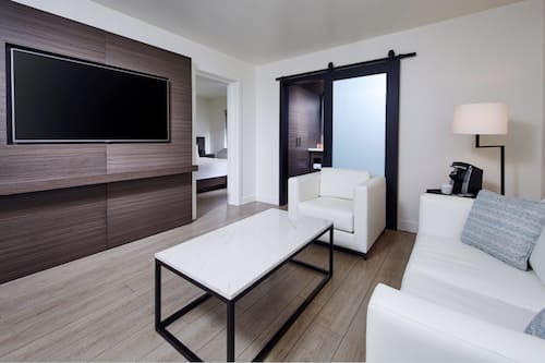 Junior-Suite, 1 King-Bett | Wohnbereich | 55-Zoll-Flachbildfernseher mit Kabelempfang, Fernseher