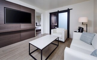 小型套房, 1 张特大床 | 起居区 | 55-英寸纯平电视（配备有线频道）、电视、iPod 基座