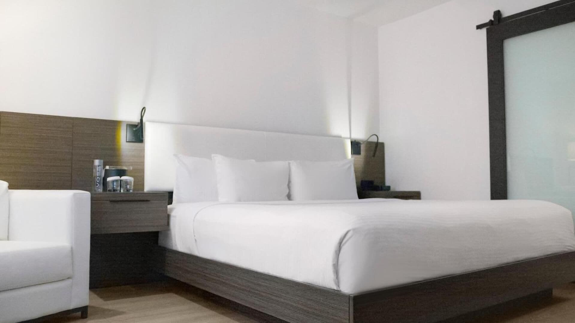 standard room, 1 queen bed, accessible | premium bedding, pillow-top beds, in-room safe, desk