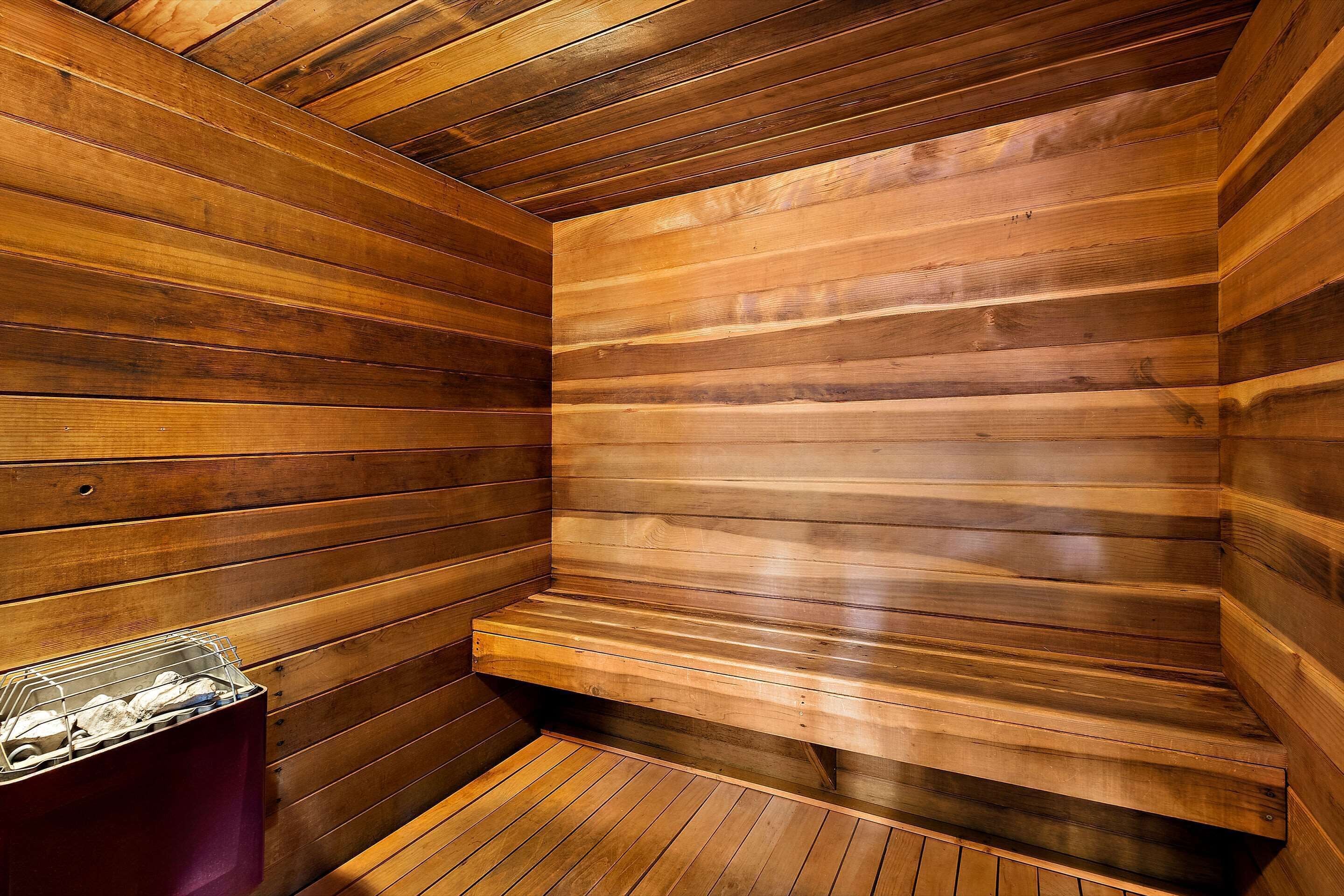 Una sauna amb parets i bancs de fusta.