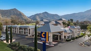 Situated in a mountainous region, this hotel offers parking and a scenic view of the surrounding hills.