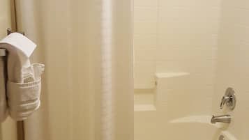 Ein Badezimmer mit Badewanne, Toilette und Duschvorhang.