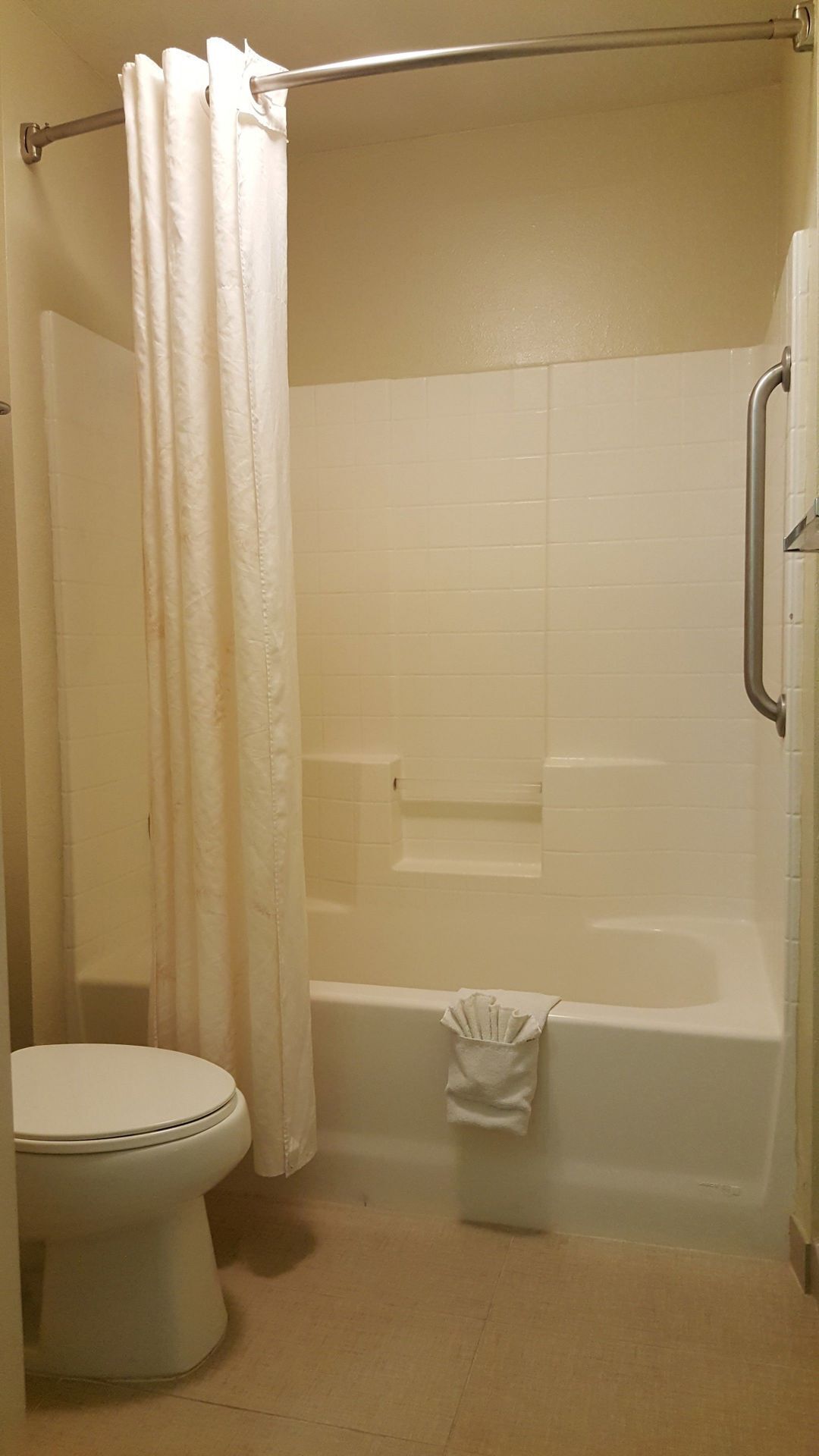 Bathroom | Combined shower/tub, free toiletries, hair dryer, towels