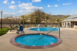 Seasonal outdoor pool - Comfort Inn & Suites Sequoia/Kings Canyon (Three Rivers)