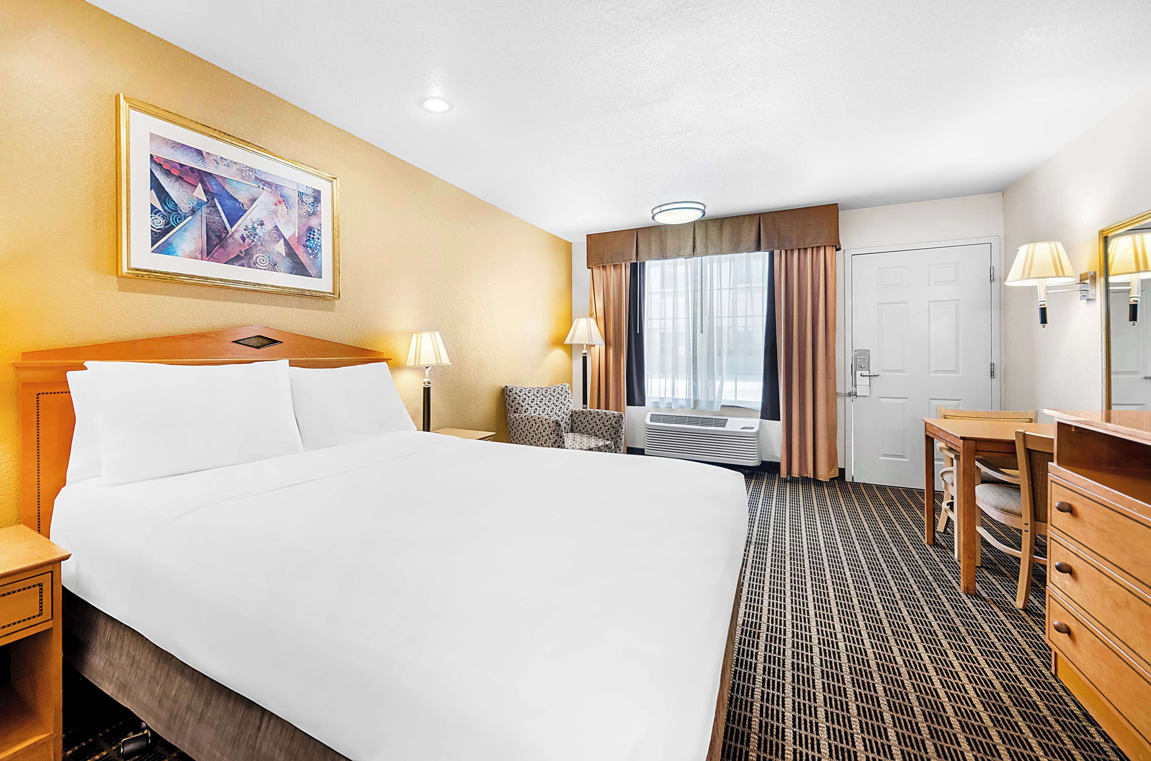 standard room, 1 queen bed, accessible, refrigerator & microwave | 1 bedroom, egyptian cotton sheets, premium bedding, in-room safe