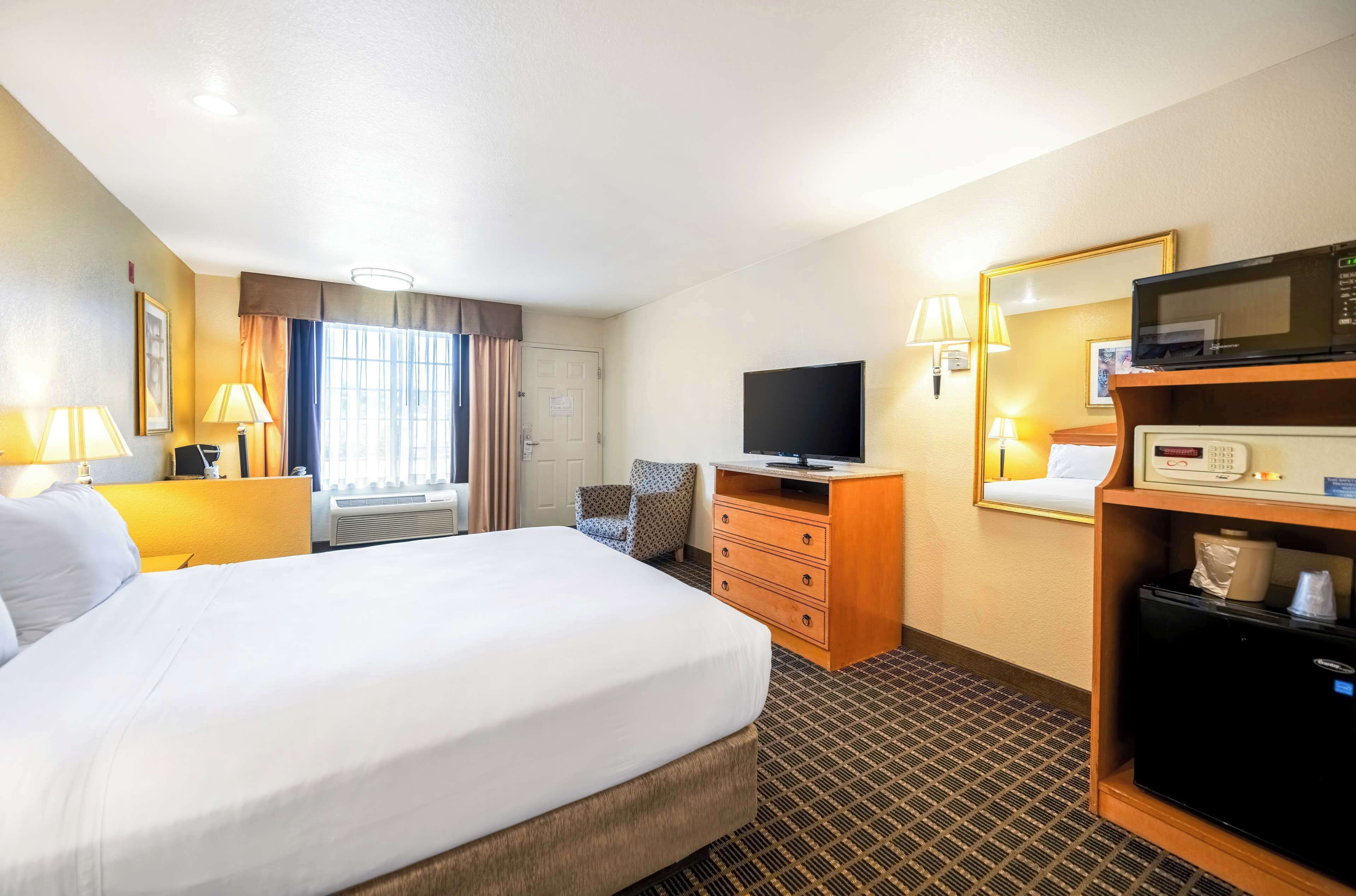suite, 1 queen bed, non smoking, jetted tub | 1 bedroom, egyptian cotton sheets, premium bedding, in-room safe