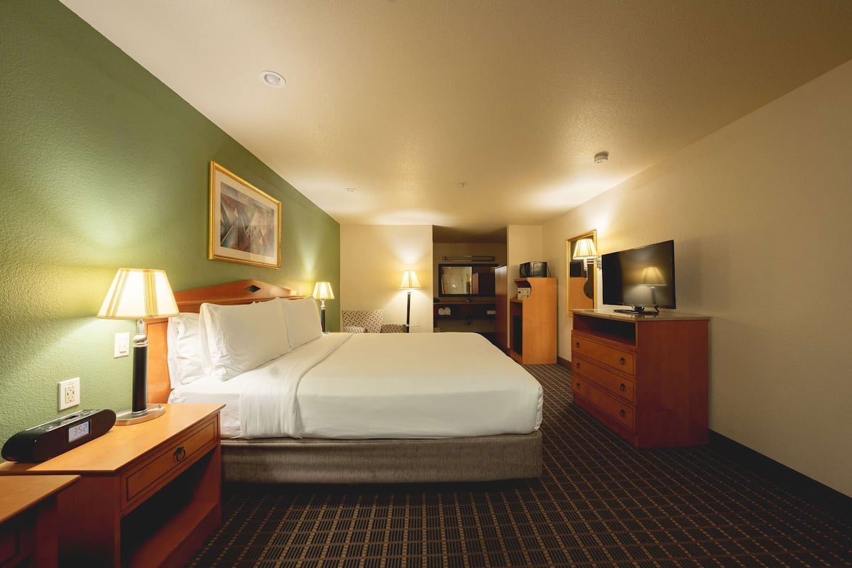 Egyptian cotton sheets, premium bedding, in-room safe