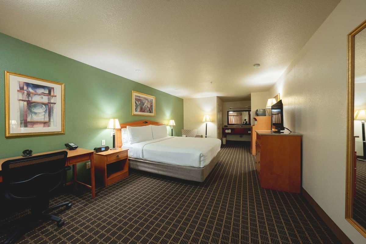 Egyptian cotton sheets, premium bedding, in-room safe