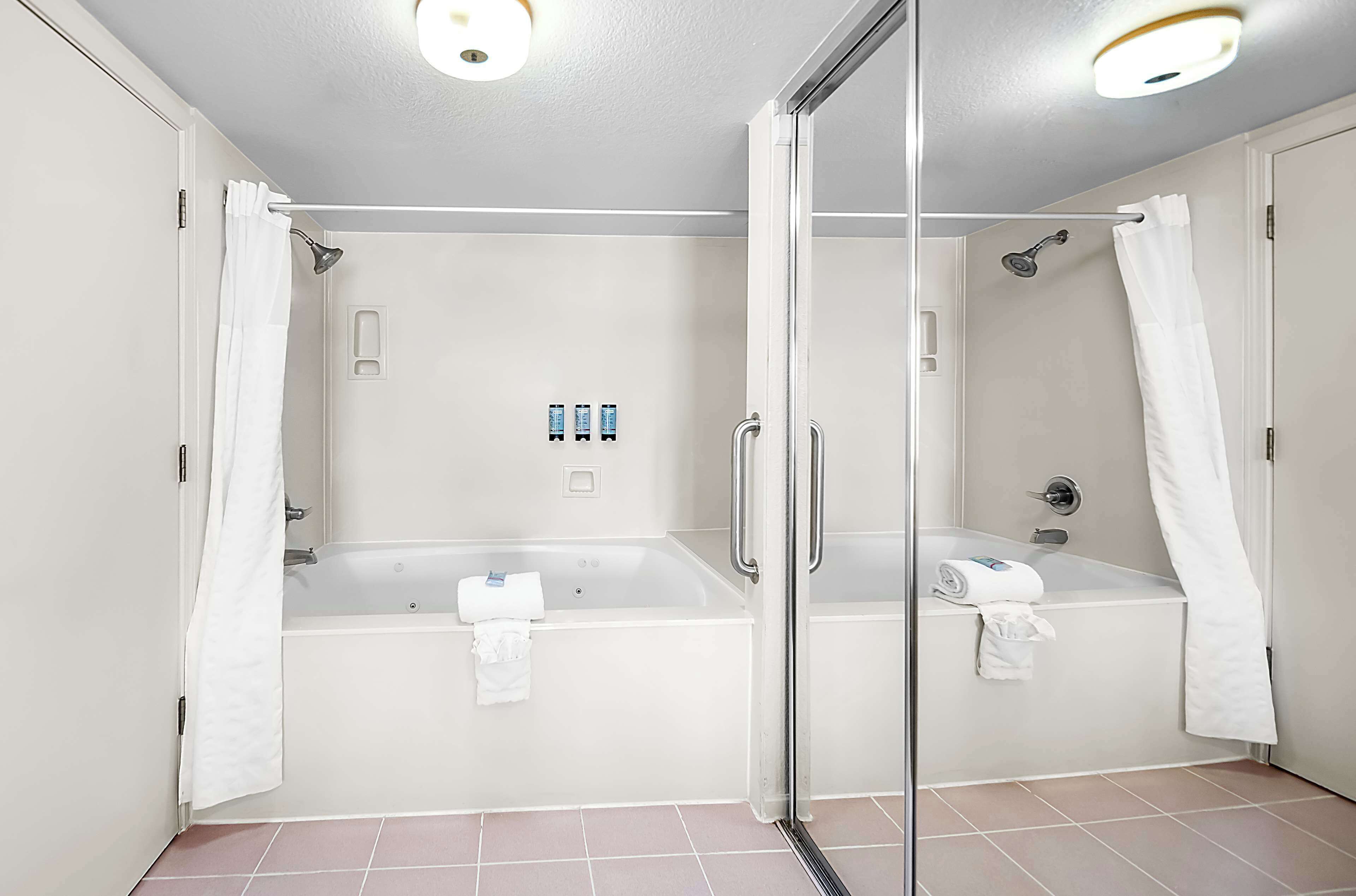 standard room, 1 king bed, non smoking, jetted tub | bathroom | combined shower/bathtub, hair dryer, towels, soap