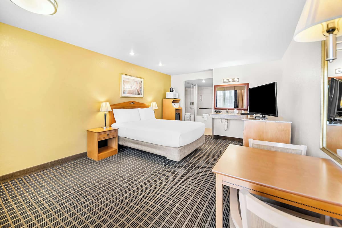 Egyptian cotton sheets, premium bedding, in-room safe
