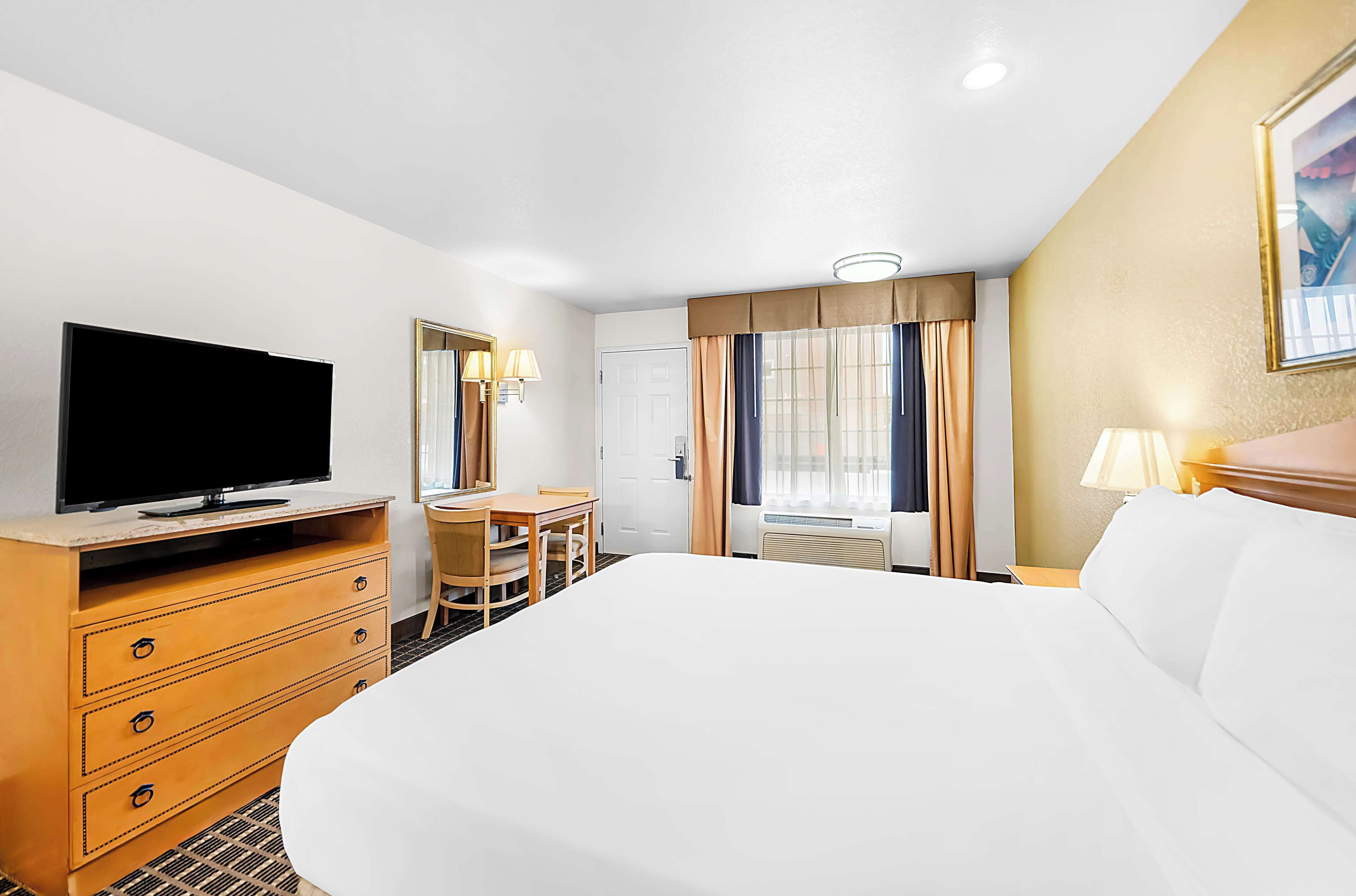 suite, 1 queen bed, accessible, jetted tub | 1 bedroom, egyptian cotton sheets, premium bedding, in-room safe
