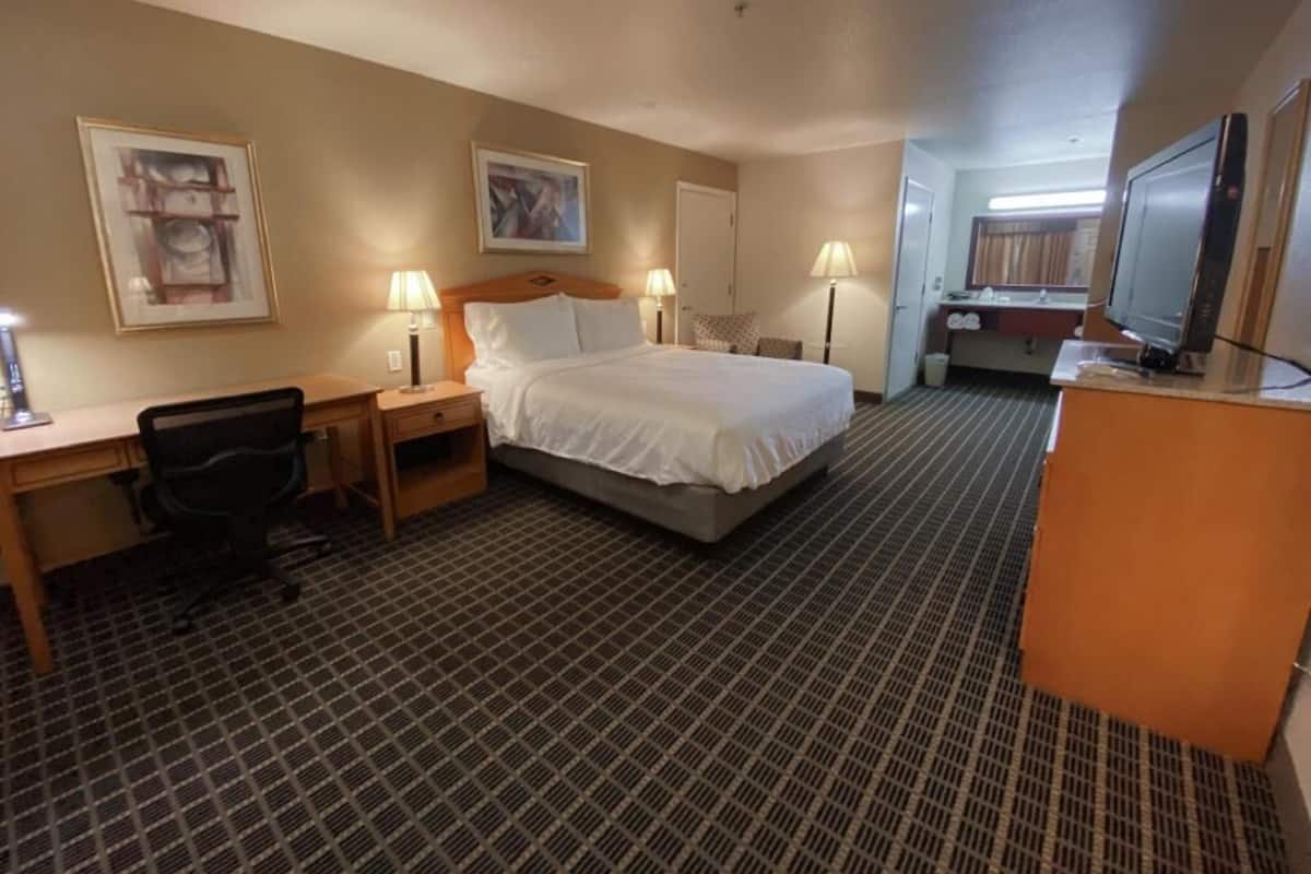 Egyptian cotton sheets, premium bedding, in-room safe