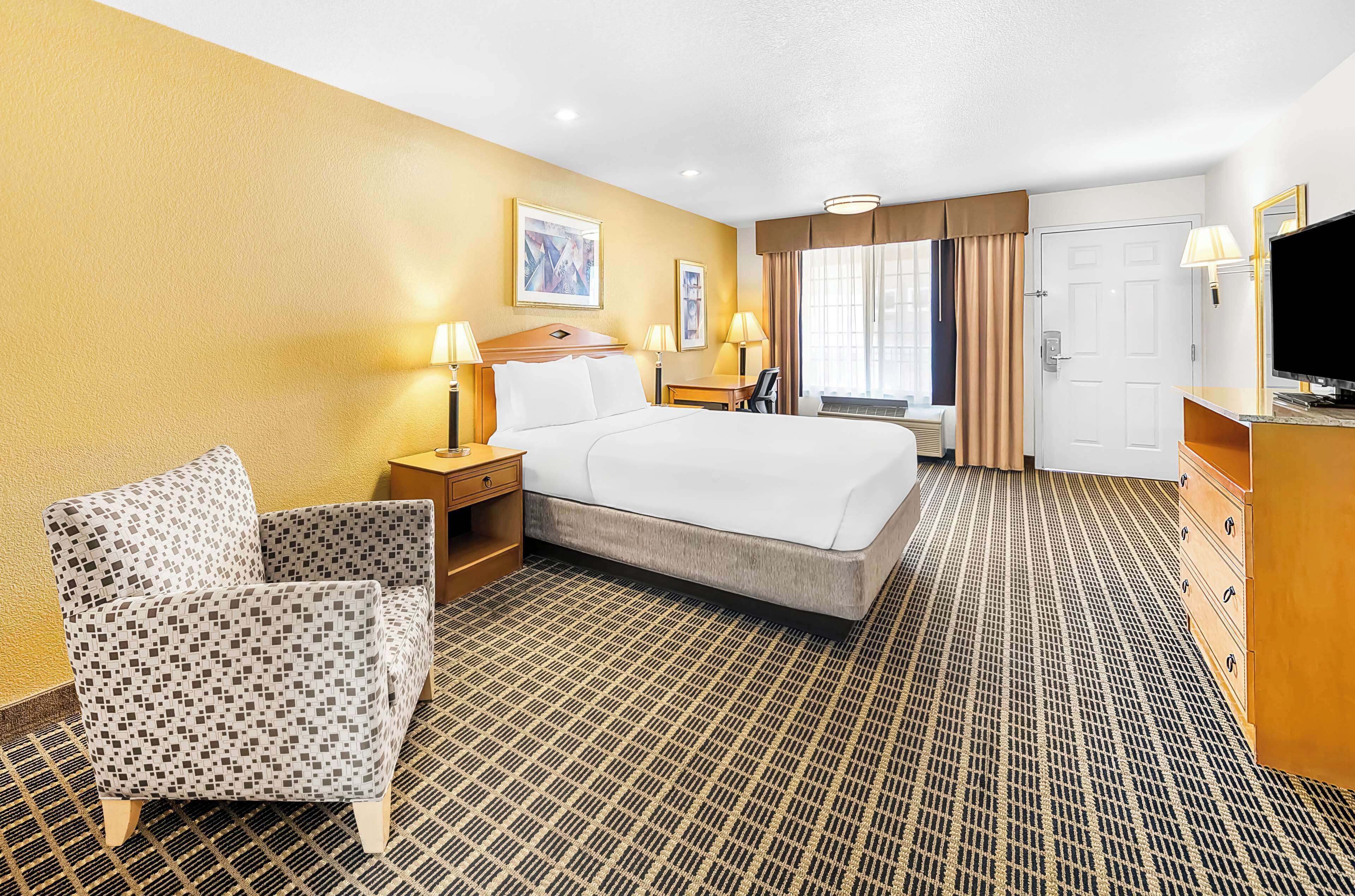 standard room, 1 queen bed, non smoking, refrigerator & microwave | 1 bedroom, egyptian cotton sheets, premium bedding, in-room safe