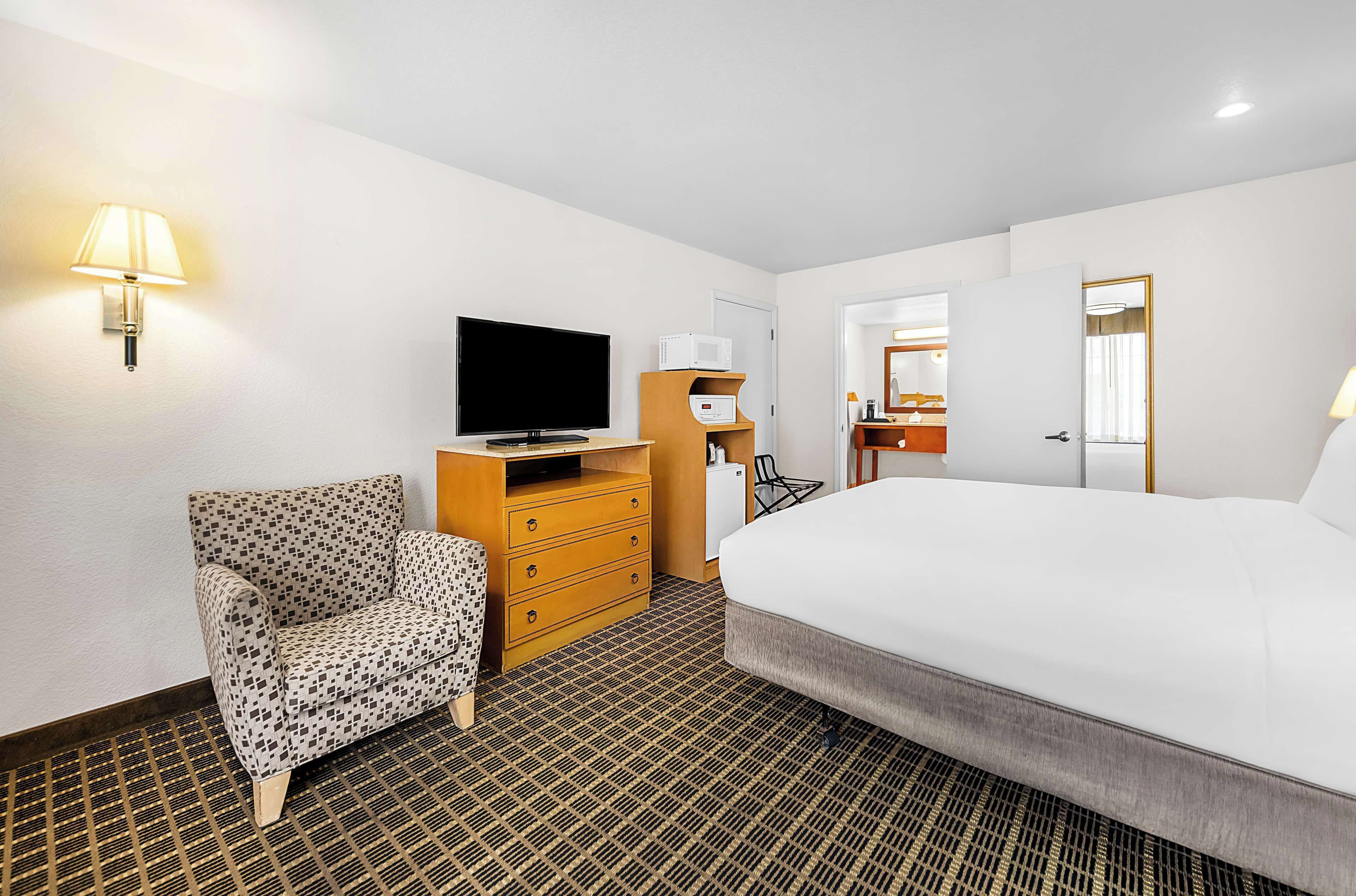 standard room, 1 king bed, accessible, refrigerator & microwave | 1 bedroom, egyptian cotton sheets, premium bedding, in-room safe