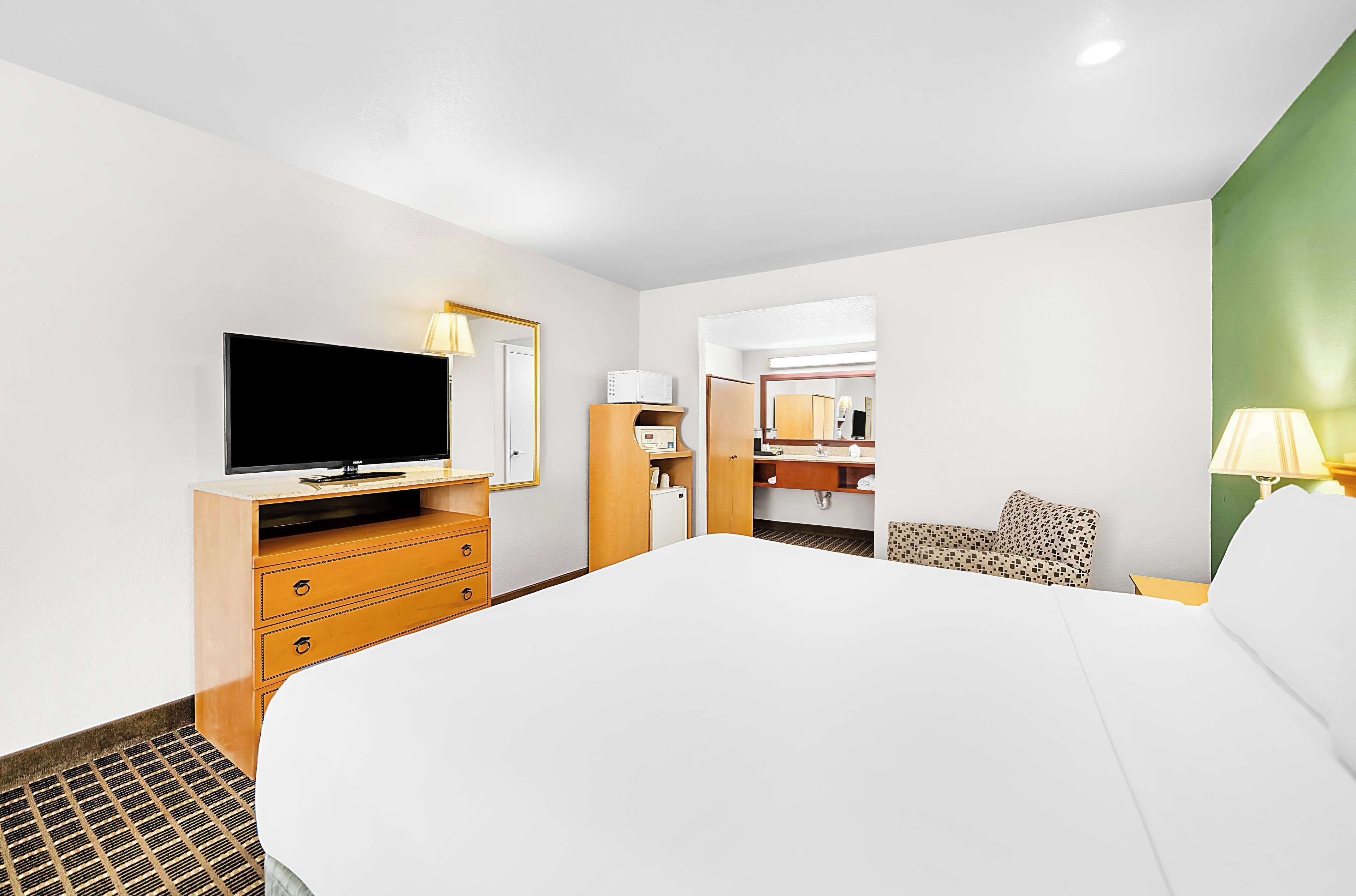 standard room, 1 king bed, non smoking, refrigerator & microwave | 1 bedroom, egyptian cotton sheets, premium bedding, in-room safe