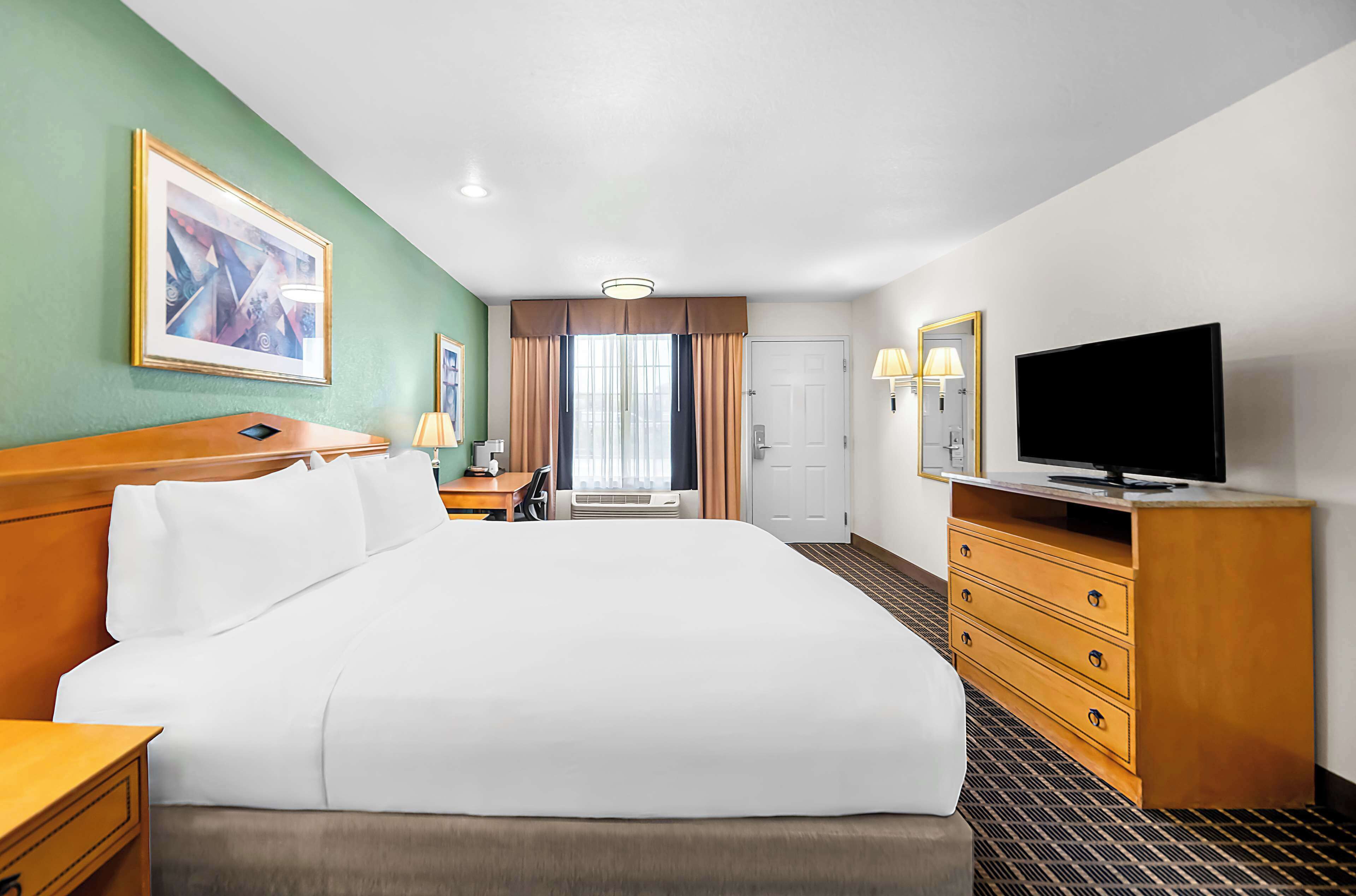 standard room, 1 king bed, non smoking, jetted tub | 1 bedroom, egyptian cotton sheets, premium bedding, in-room safe