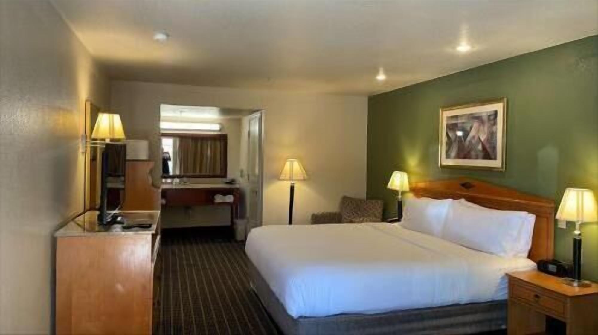 Egyptian cotton sheets, premium bedding, in-room safe