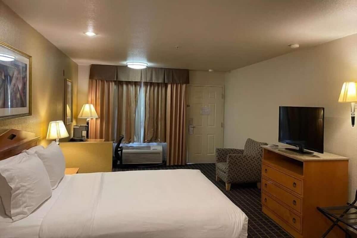 Egyptian cotton sheets, premium bedding, in-room safe