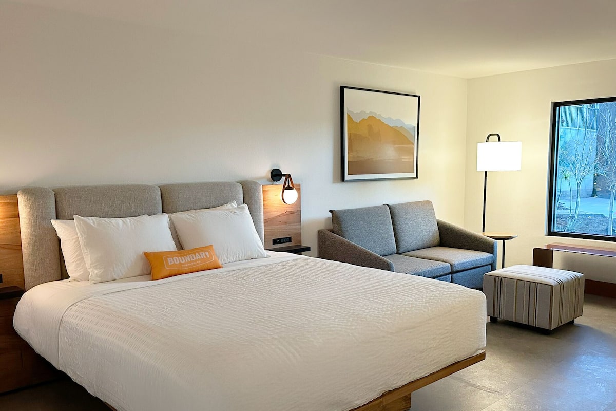 Junior Suite, 1 King Bed (Pathfinder)