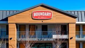 A building with a sign that reads 'BOUNDARY BY TERRAVI'. - Boundary Hotel By Terra Vi Durango (Durango)