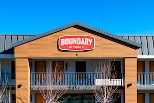 Un edificio con un letrero que dice 'BOUNDARY BY TERRAVI'.