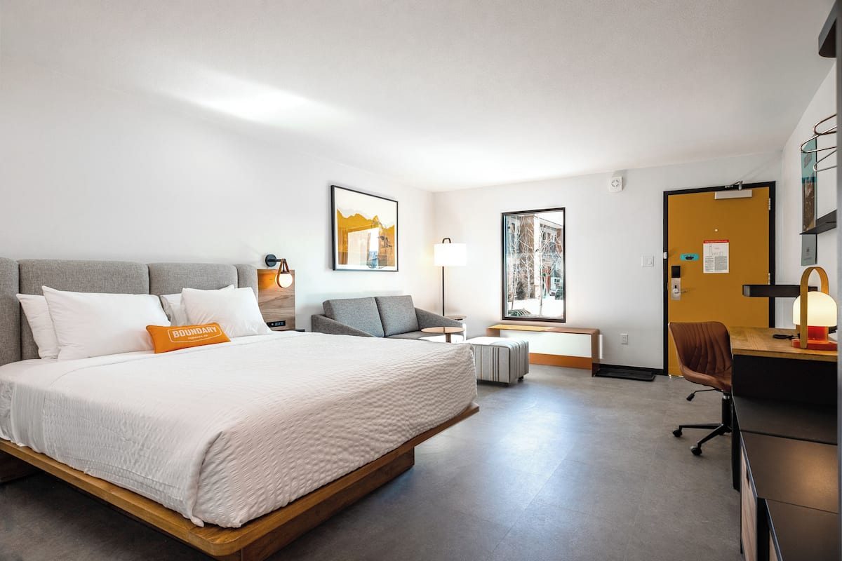 Junior Suite, 1 King Bed (Pathfinder) | In-room safe, desk, laptop workspace, free WiFi