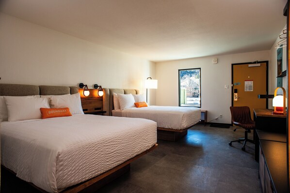 خزنة داخل الغرفة ومكتب ومساحة عمل للكمبيوتر المحمول وواي فاي مجانًا