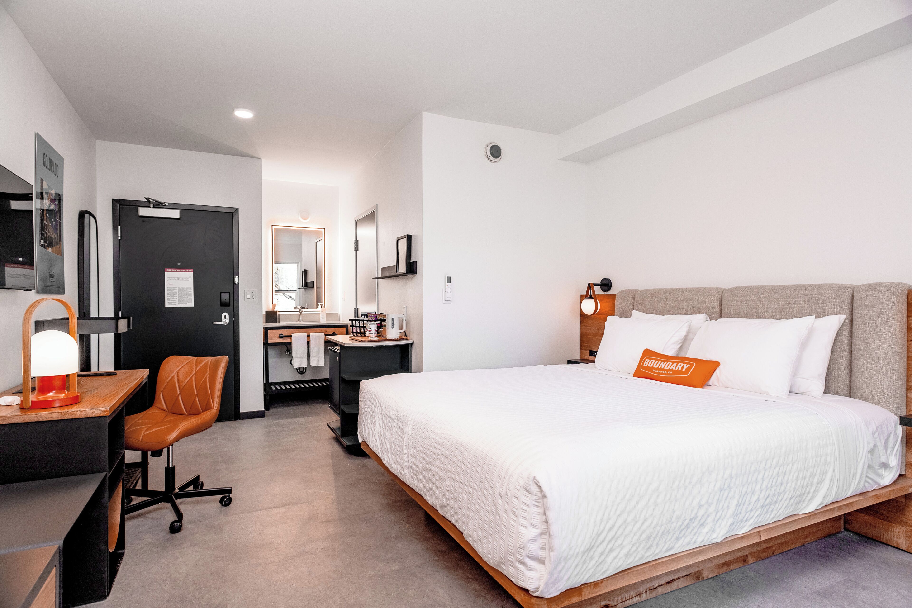 Safe på rommet, skrivebord og skrivebord for bærbar PC