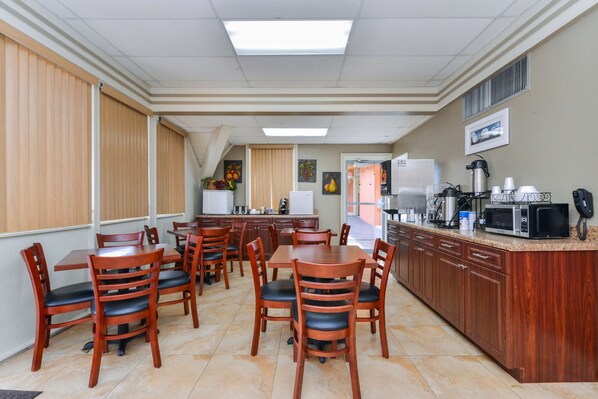 Free daily continental breakfast - Americas Best Value Inn Sarasota Downtown (Sarasota)