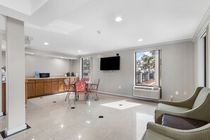 Lobby - Regency Inn Near Boardwalk & Hurlburt Field (Fort Walton Beach)