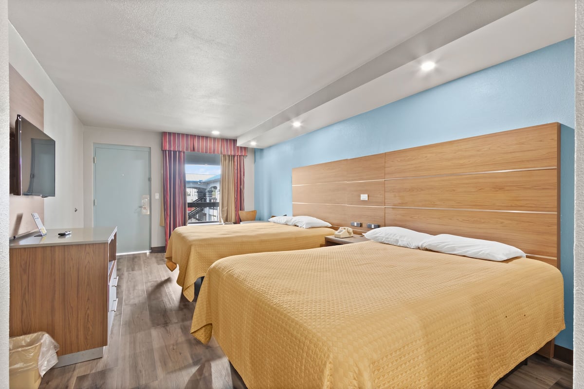 Double Queen Room Smoking | Blackout drapes, free WiFi, bed sheets