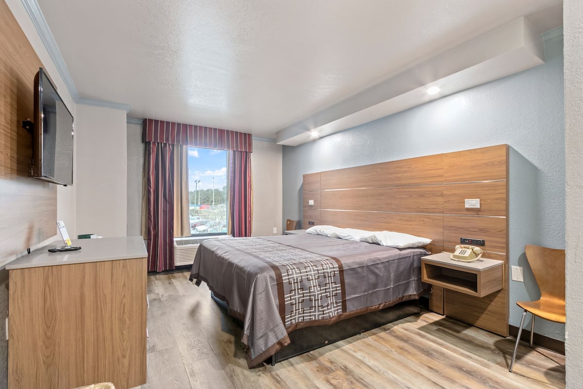 King Room Smoking | Blackout drapes, free WiFi, bed sheets
